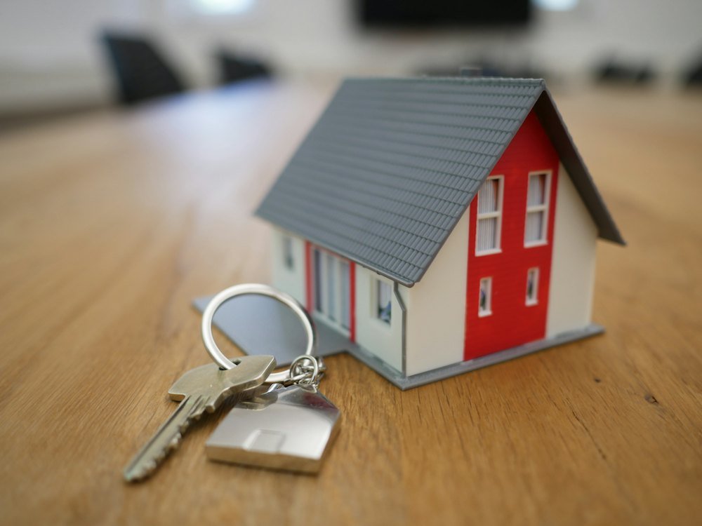 Miniatura de uma casa sobre uma mesa