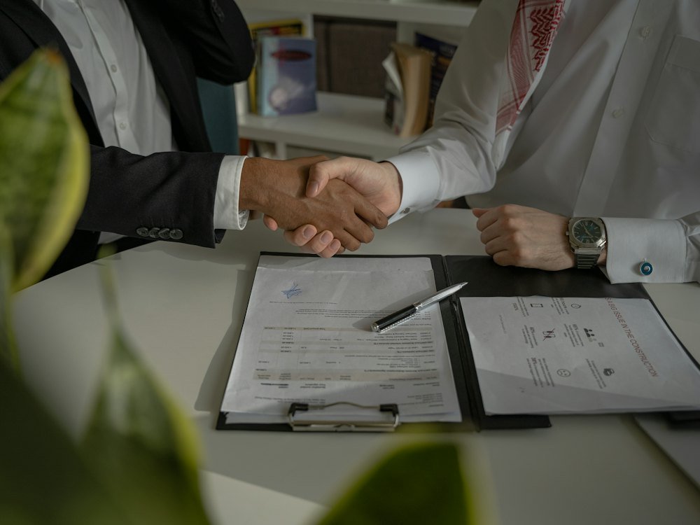 Aperto de mão sobre um contrato