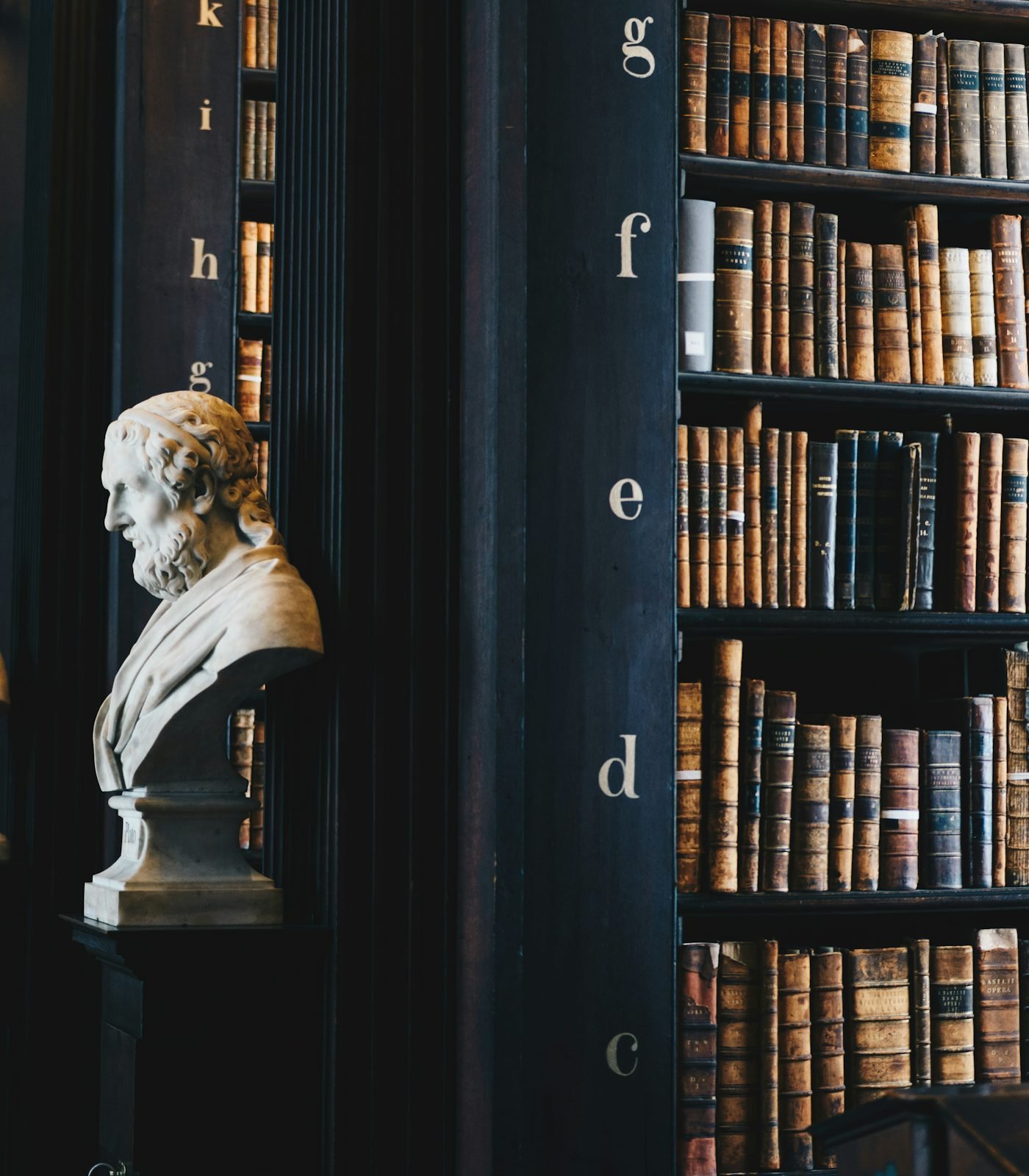 Estante com livros de Direito